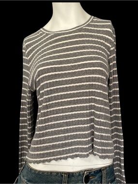 American Eagle Top w/ lettuce edges. Size Large.